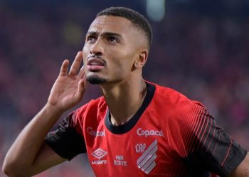 De vilão a protagonista: Leozinho dá resposta imediata no Athletico