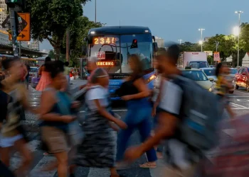 Estudo revela como medo da violência limita rotina de mulheres no RJ