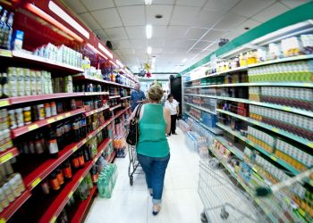 Produção industrial cai 0,6% de julho para agosto, diz IBGE