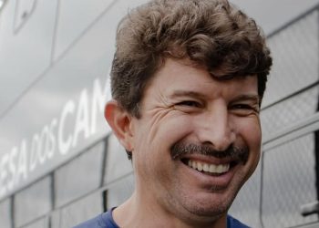 Tcheco ganha ídolo como reforço na comissão do Paraná Clube